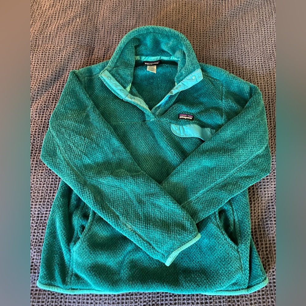 Patagonia snap t fleece in great condition!! Worn a handful of times. Very warm!